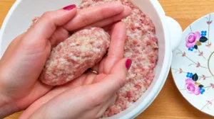 Замість звичайних котлет готую свої фірмові з начинкою: без яєць, соковиті й не розпадаються