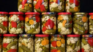 Салат-асорті на зиму з огірків, цвітної капусти та печериць: 8 баночок із хрумкими овочами (відео)