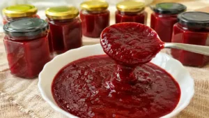Сливовий соус «До м’яса» на зиму: густий, пряний і в міру гострий — замість кетчупу