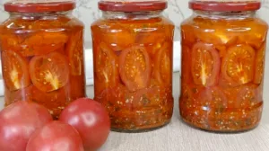 Мариновані помідори половинками на зиму з базиліком, перцем і часником — ароматний рецепт