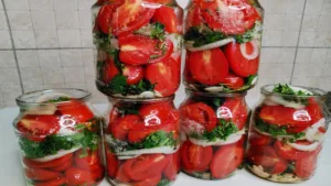 Мариновані помідори половинками з цибулею та зеленню на зиму — рецепт на літрову банку