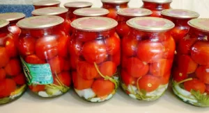 Мариновані помідори в 1-літрових банках для зберігання у квартирі