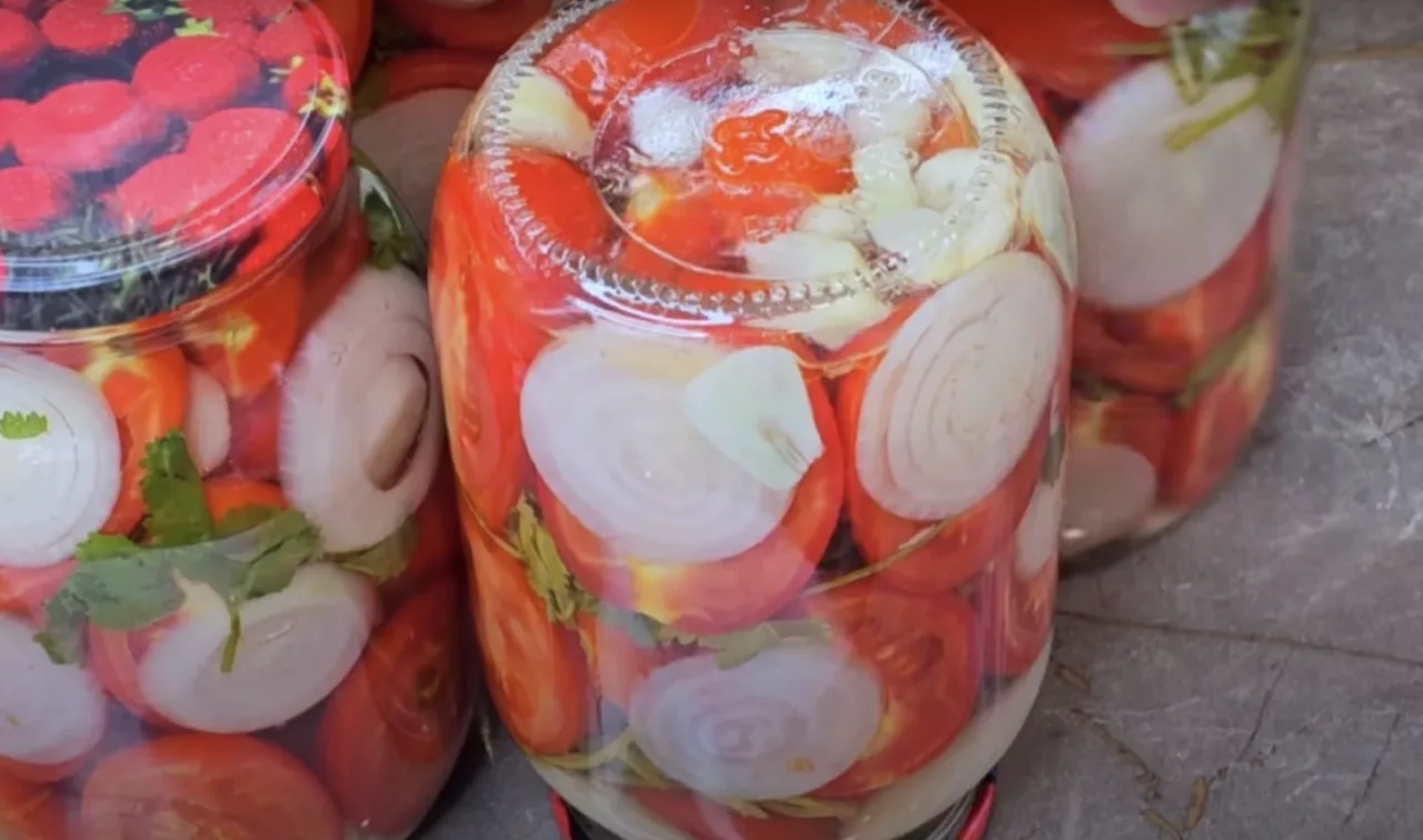 помідори з цибулею на зиму