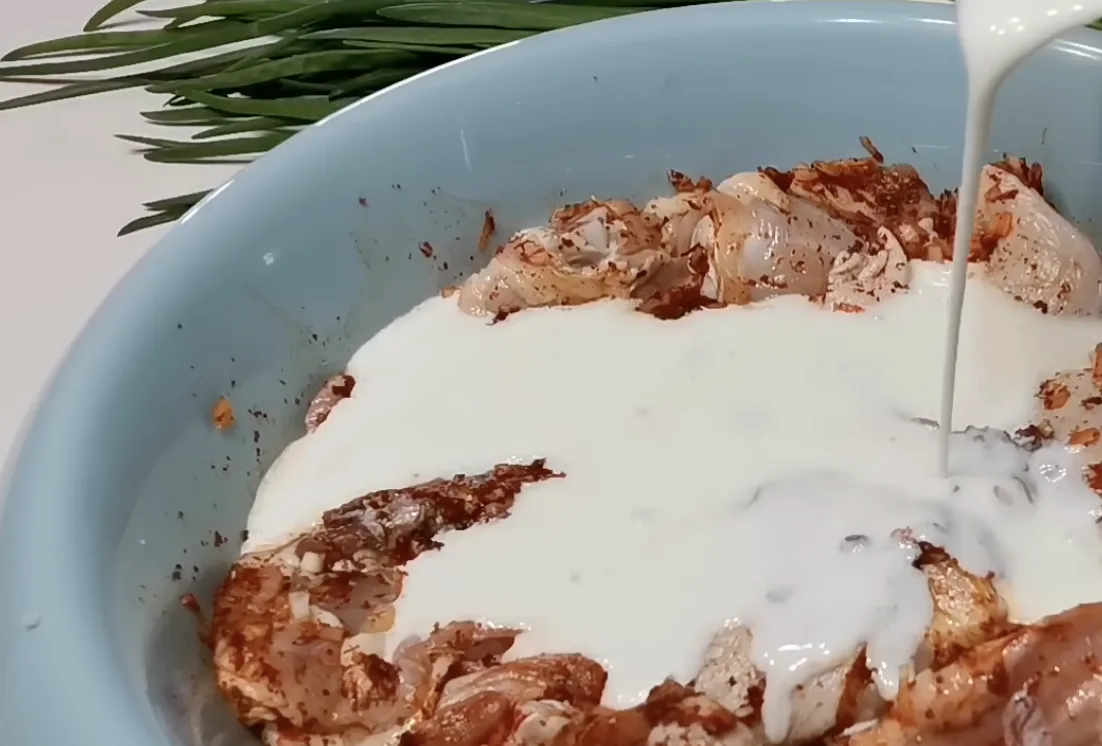 Є картопля? Залийте її кефіром! Соковита курка з картоплею — обід для всієї сім’ї