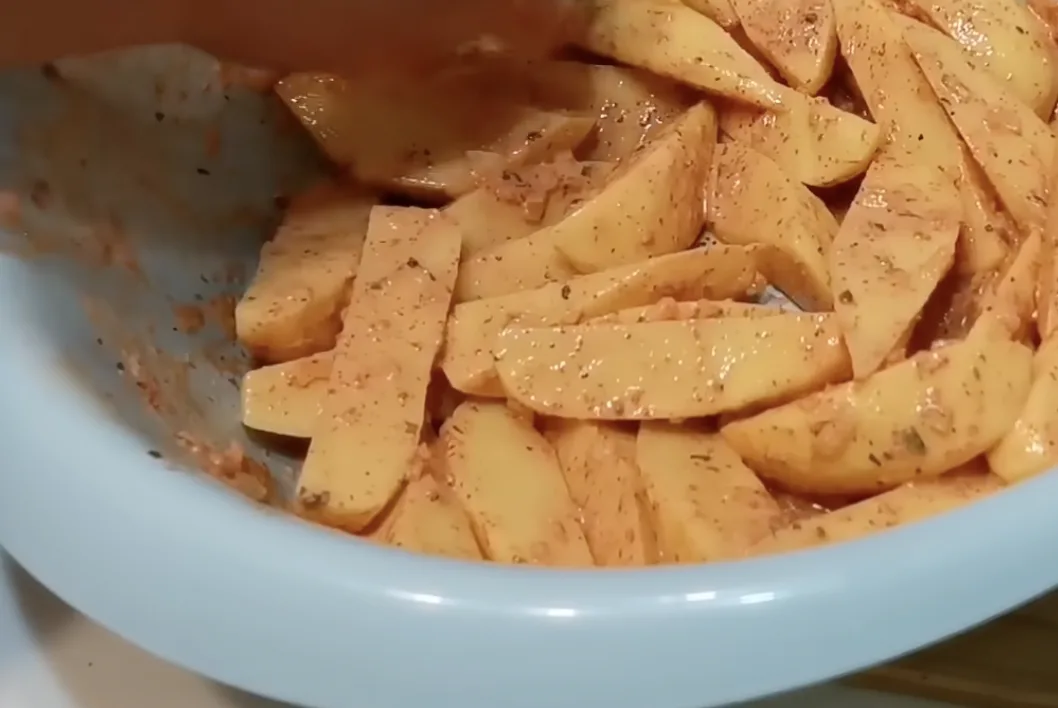 Є картопля? Залийте її кефіром! Соковита курка з картоплею — обід для всієї сім’ї