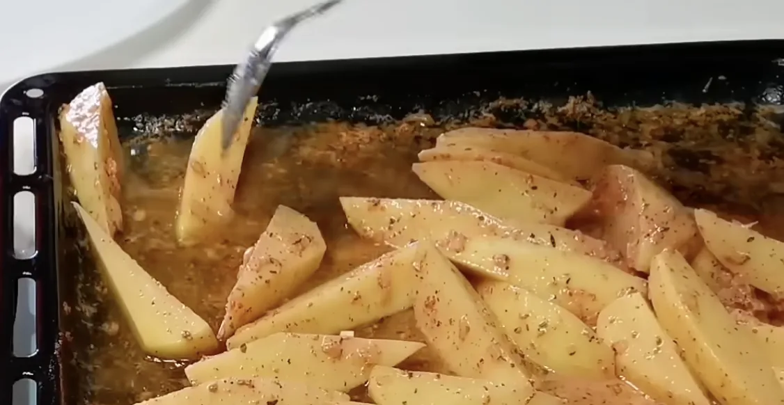 Є картопля? Залийте її кефіром! Соковита курка з картоплею — обід для всієї сім’ї