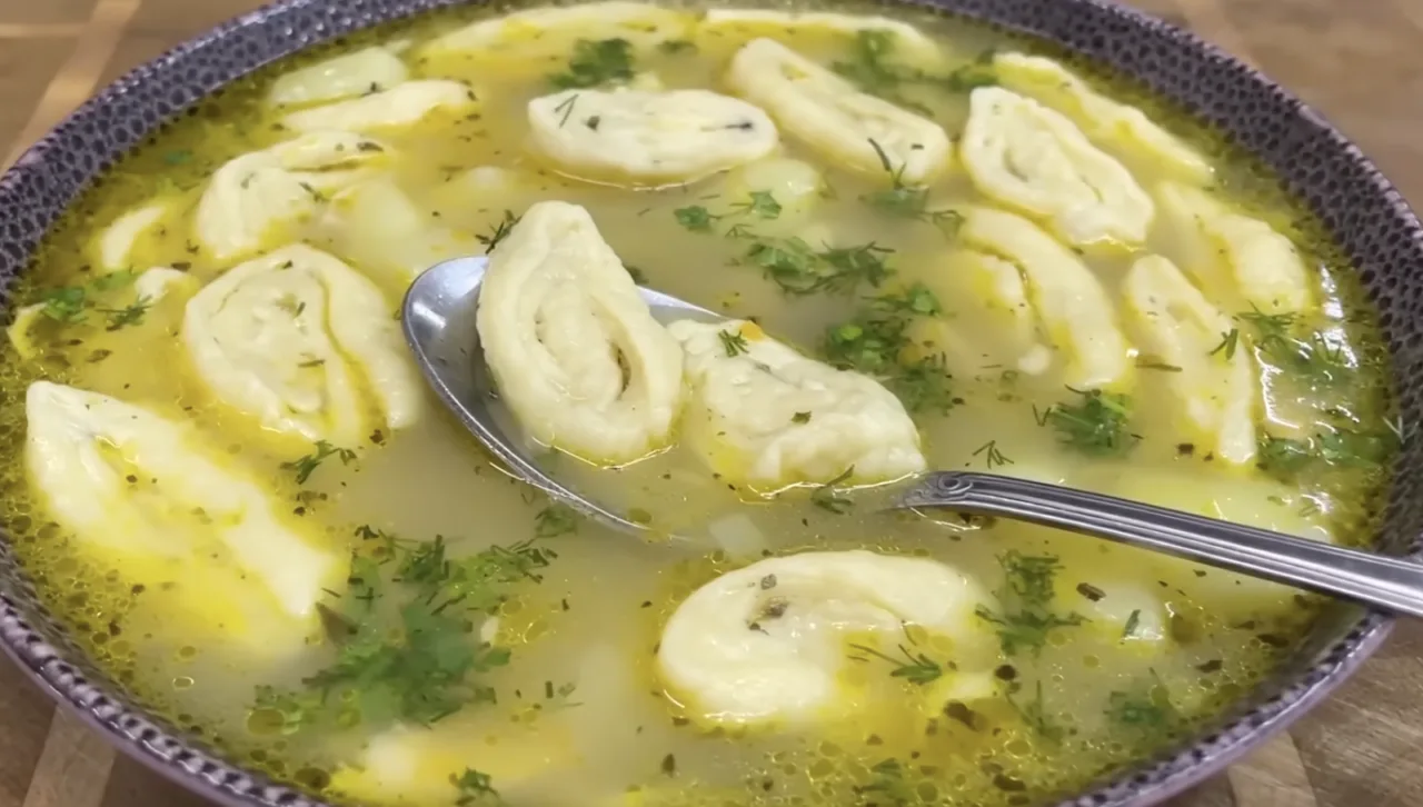 Курячий суп із часниковими галушками — покроковий домашній рецепт