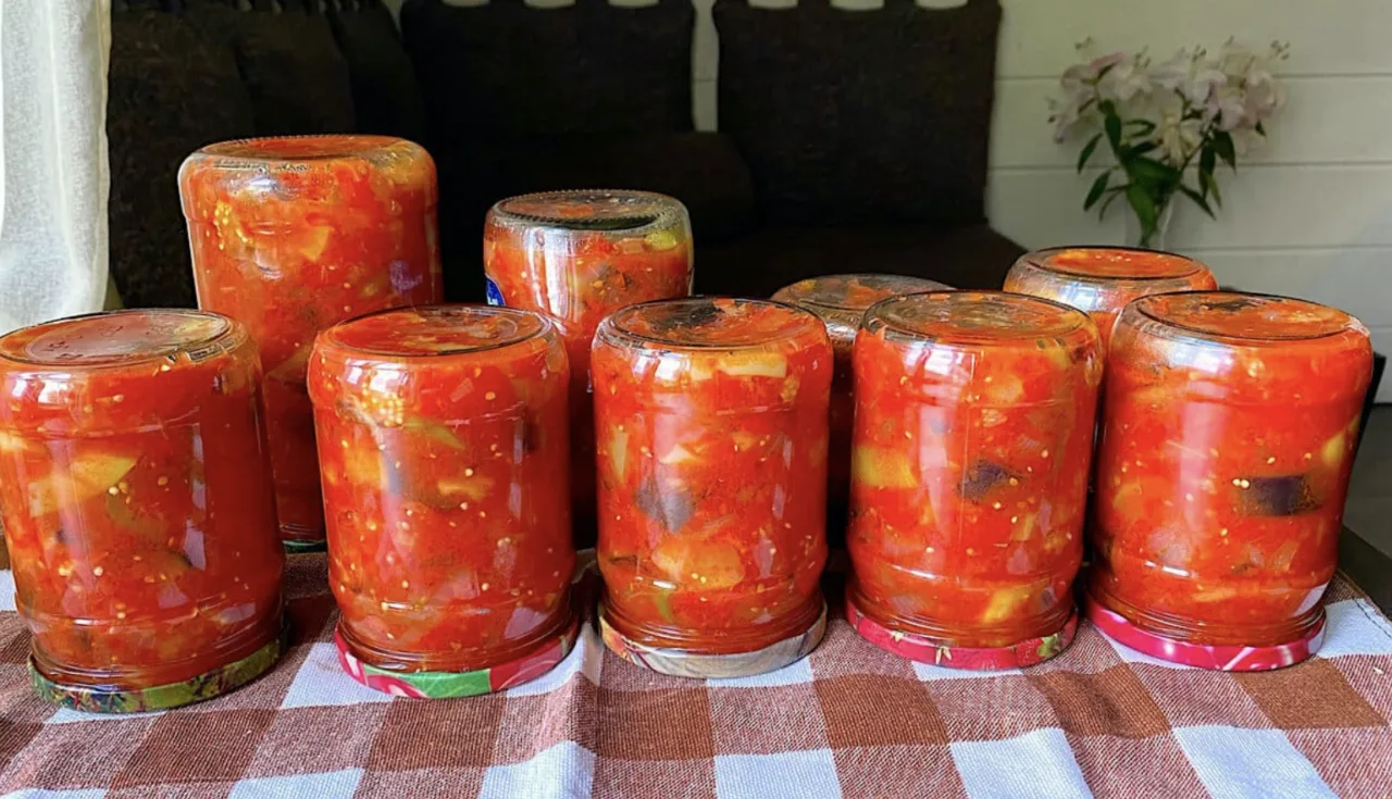 Баклажани з кабачками в томатному соусі — мій улюблений салат на зиму!