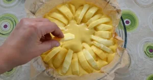 Якщо пиріг з яблук, то тільки такий! Шарлотка «По-домашньому» — зверху цукрова скоринка, а всередині море яблук
