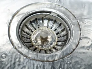 Вода в кухонній раковині почала повільно стікати? Насипаю 5 ложок солі в злив