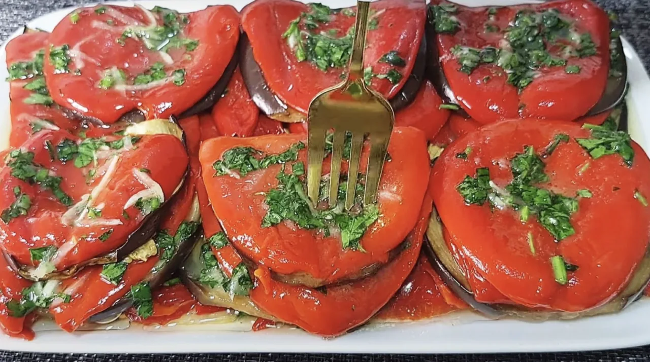 Гості розібрали за секунду! Закуска з баклажанів та перцю — весь смак у часниковому маринаді