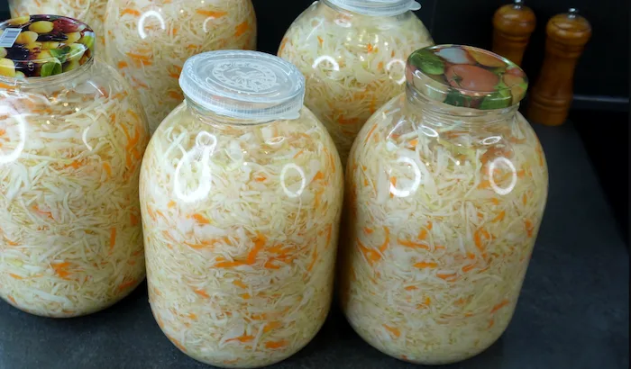 Банки з капустою під нещільними кришками