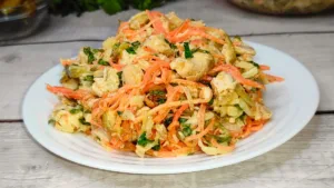 Салат «Лисичка» — Морква по-корейськи + Курка! Яскравий, ситний і пікантний