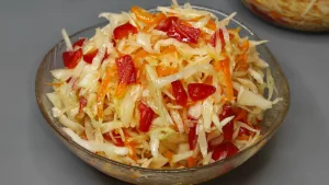 Капуста «Добова» — Хрумтить так, що чути на всю кухню! Заливаю гарячим маринадом і ставлю в холодильник