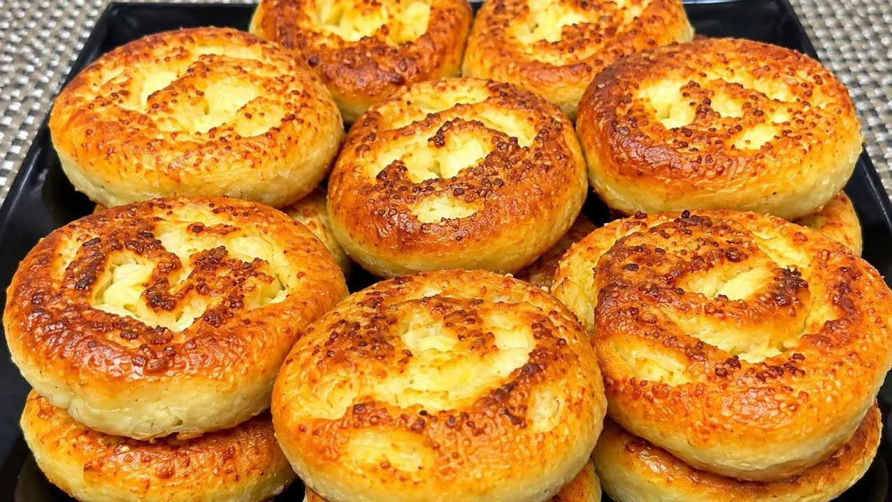 Рум’яні сирні булочки з яблуками, обсмажені на сковороді