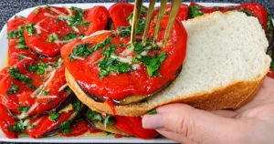 Гості розібрали за секунду! Закуска з баклажанів та перцю — весь смак у часниковому маринаді