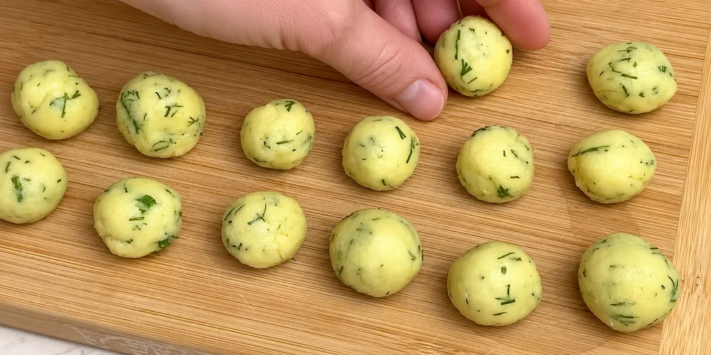 Із сирного тіста формую невеликі кульки / Фото Смачненьке