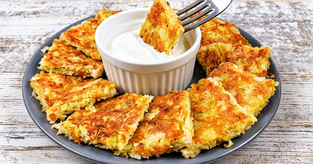 Рум’яний капустяний млинець із кунжутом, приготований на сковороді.