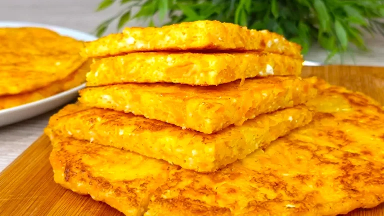 Рум’яні коржі з гарбуза та кисломолочного сиру, приготовані на сковороді.