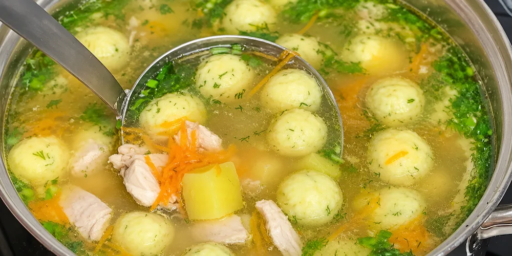 Курячий суп із ніжними сирними кульками, картоплею та кропом / Фото Смачненьке
