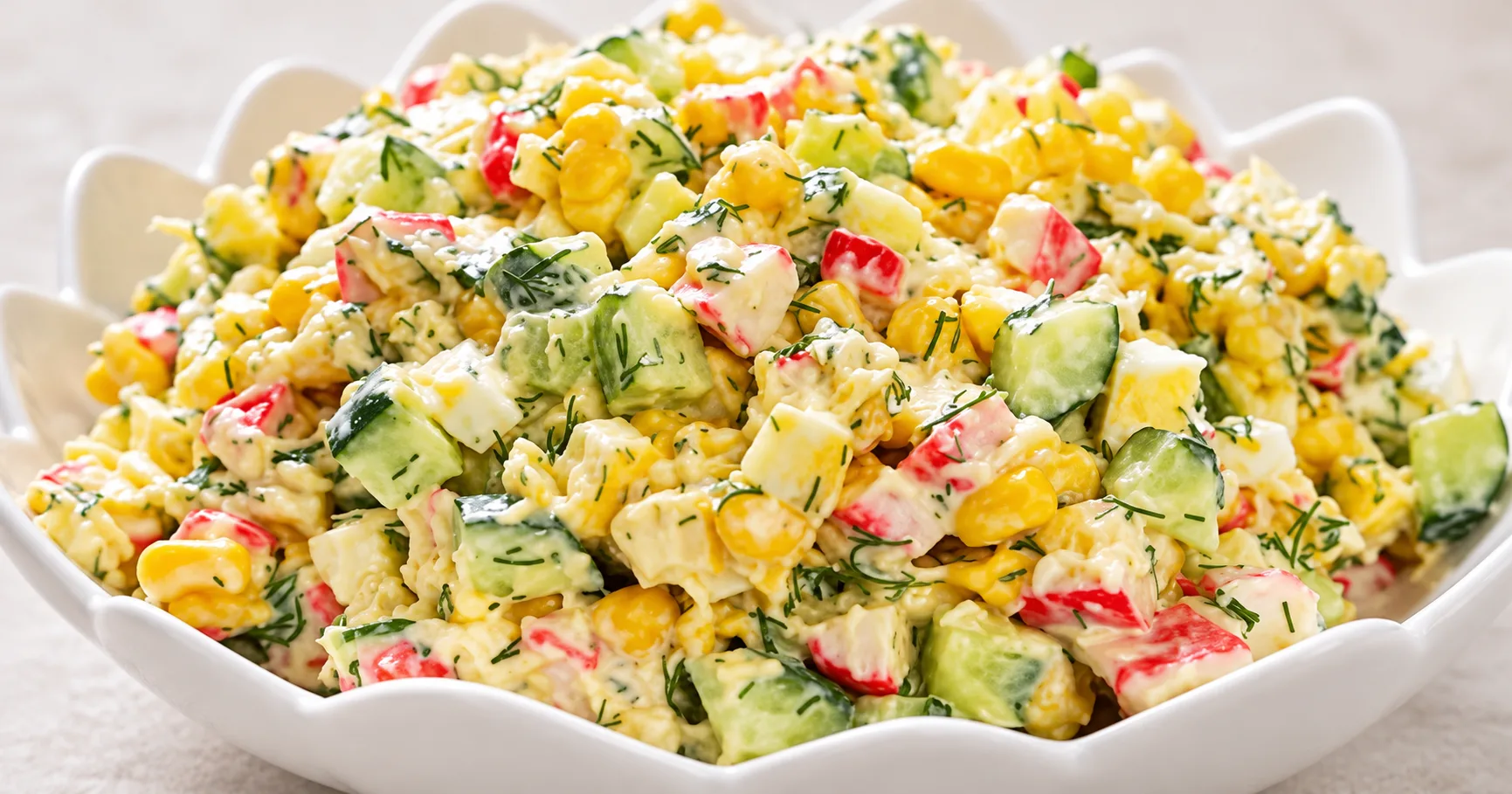 Салат «Надія» з крабовими паличками, огірками, яйцями та кукурудзою.