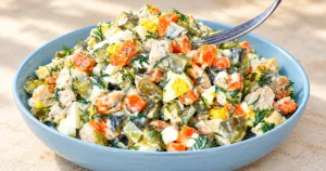 Салат «Зимовий» із куркою, морквою та маринованими огірками