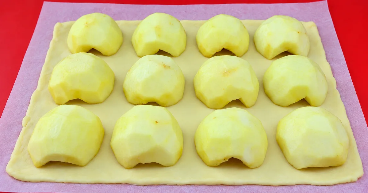 Яблука в тісті на сметані, нарізані порційними шматочками
